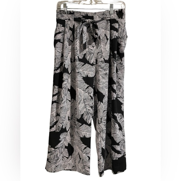 Black and White Flowy Capri Leaf Print Pants Size Small - Picture 1 of 4